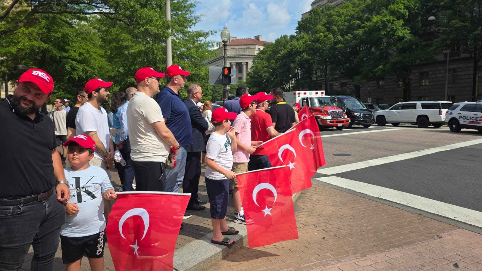 Türk vatandaşlarından Erdoğan'a sevgi gösterisi