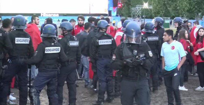 Türk ve İngiliz taraftarları arasında gerginlik