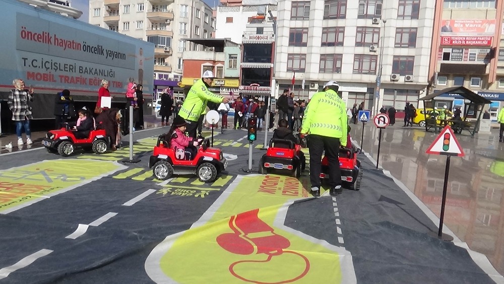 Türk ve Suriyeli çocuklara uygulamalı trafik eğitimi 