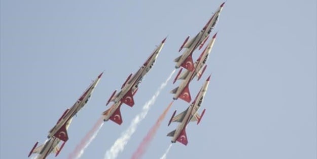 Türk Yıldızları nefes kesti!