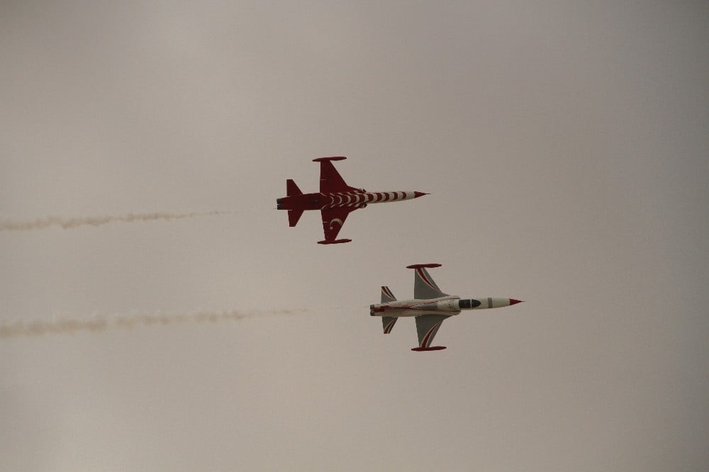 Türk Yıldızları nefesleri kesti 