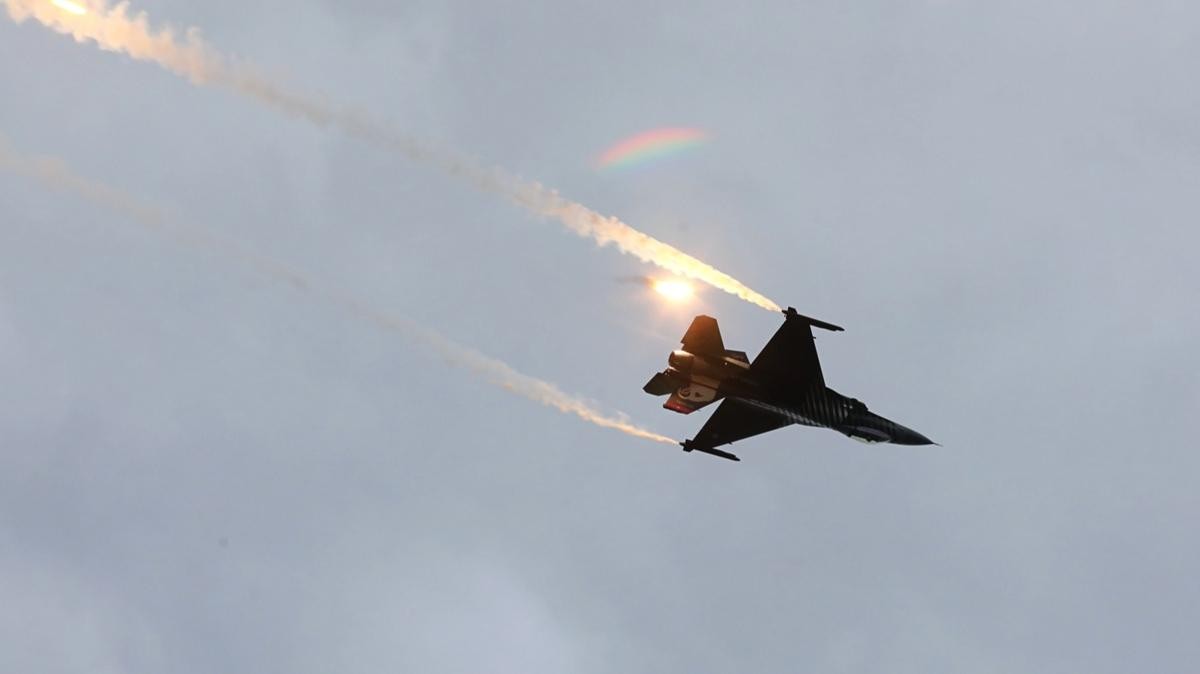 Türk Yıldızları ve SOLOTÜRK Samsun semalarında nefesleri kesti! Gösteri uçuşu yaptı