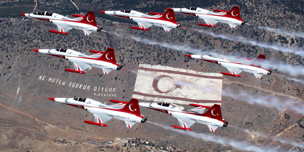 Türk Yıldızları'ndan muhteşem gösteri! Rumları çıldırttılar