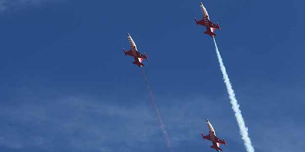 Türk Yıldızları'ndan açılışa özel gösteri