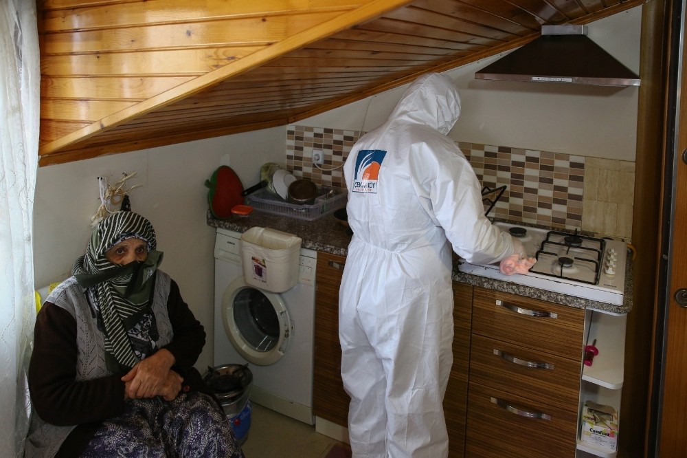 Türkçe konuşmayı bilmeyen 77 yaşındaki Hanım Teyzenin yardımına belediye koştu 