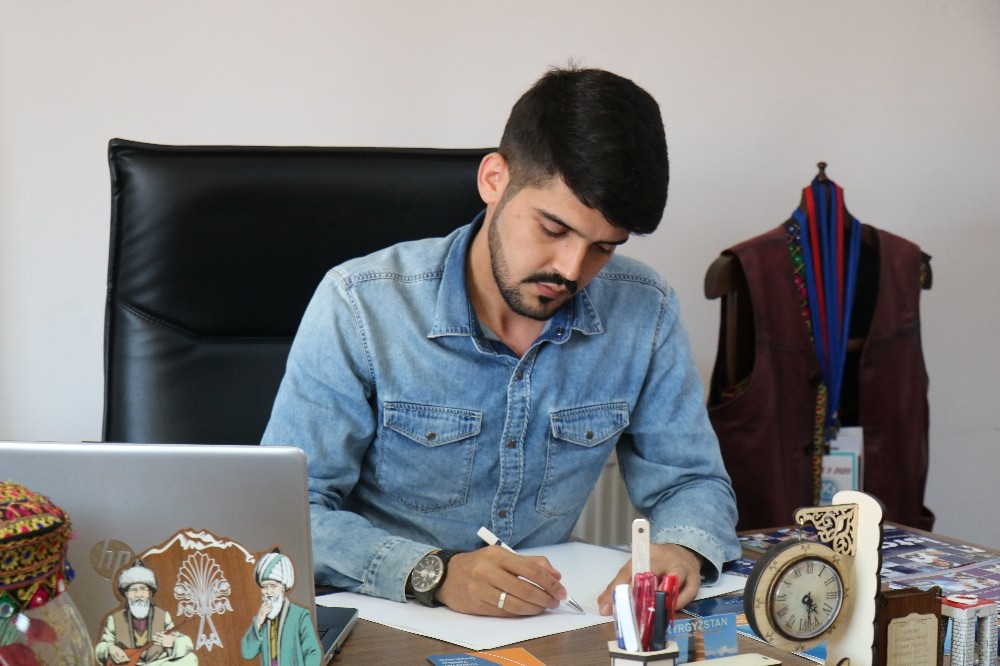Türkçeyi, türkülerle anlatıyorlar 