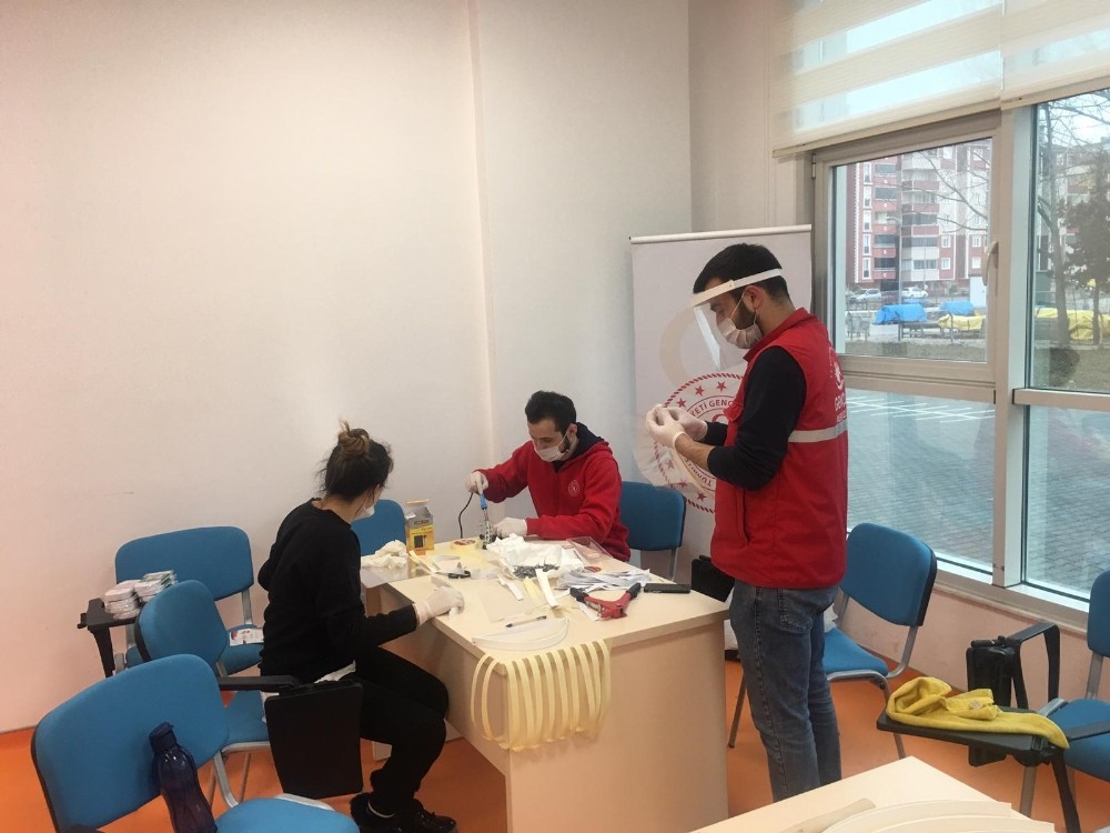 Türkeli Gençlik Merkezi maske üretiyor 