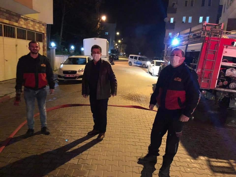 Türkeli’de 6 katlı binanın çatısında yangın 