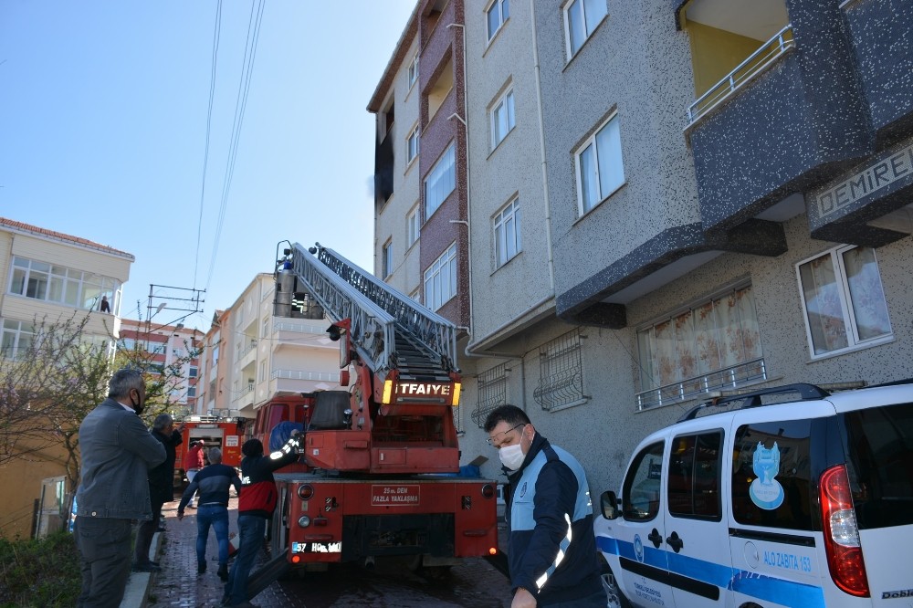Türkeli’de apartmanda korkutan yangın 