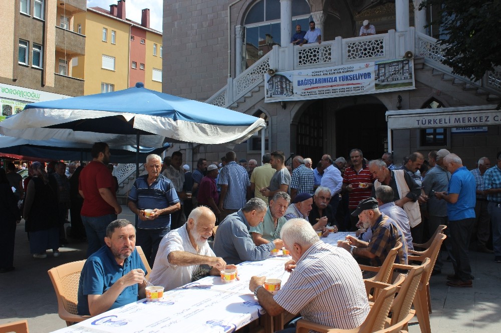 Türkeli’de aşure dağıtımı 