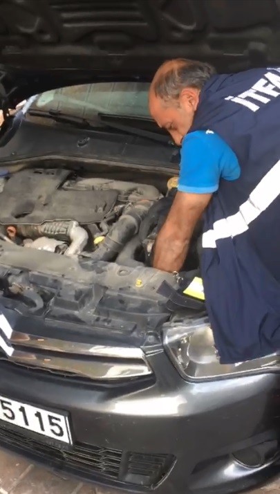 Türkeli’de otomobilin motoruna sıkışan yavru kedi kurtarıldı 