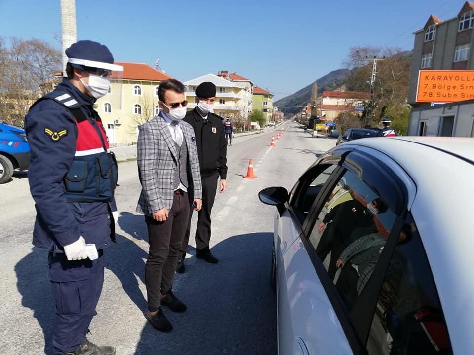 Türkeli’de sürücülere maske dağıtıldı 