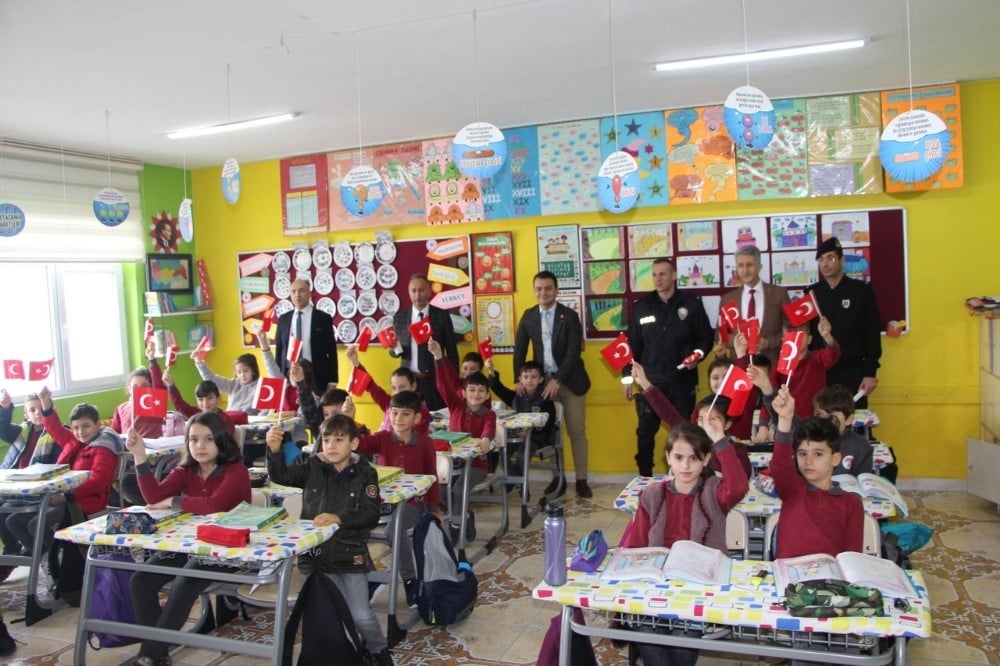 Türkeli’den Yunan milletvekiline Türk bayraklı tepki 