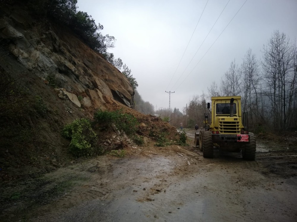 Türkeli’nin iki köy grup yolunda heyelan 