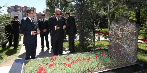 Türkeş’in mezarı zemzem ve gül suyu ile yıkandı
