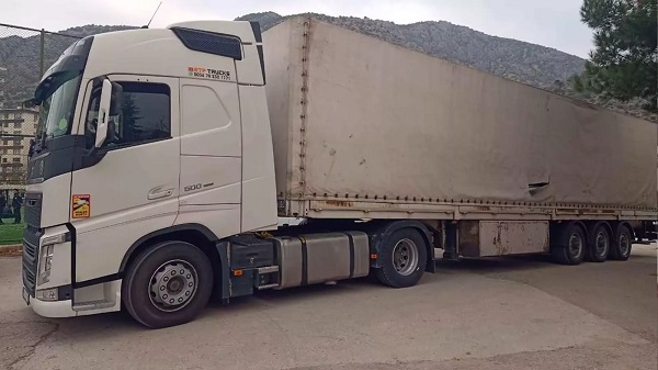 Türkiye'de ilginç olay! Çinli sürücünün kamyonunda Afgan göçmenler yakalandı