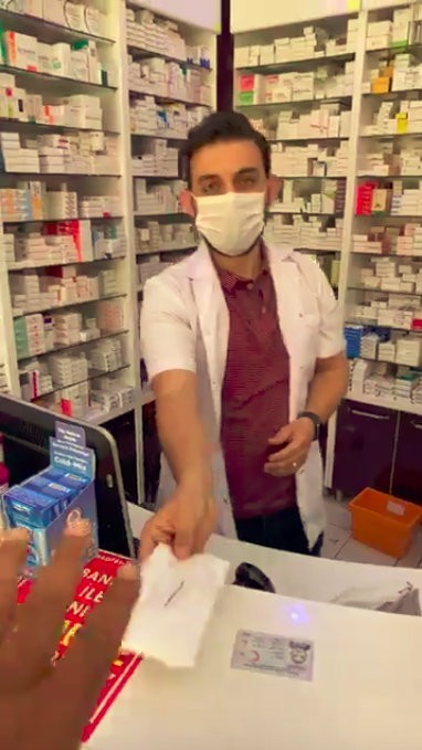Türkiye aşığı Fransız’dan marketten sonra eczaneden kimlikle maske alma videosu 