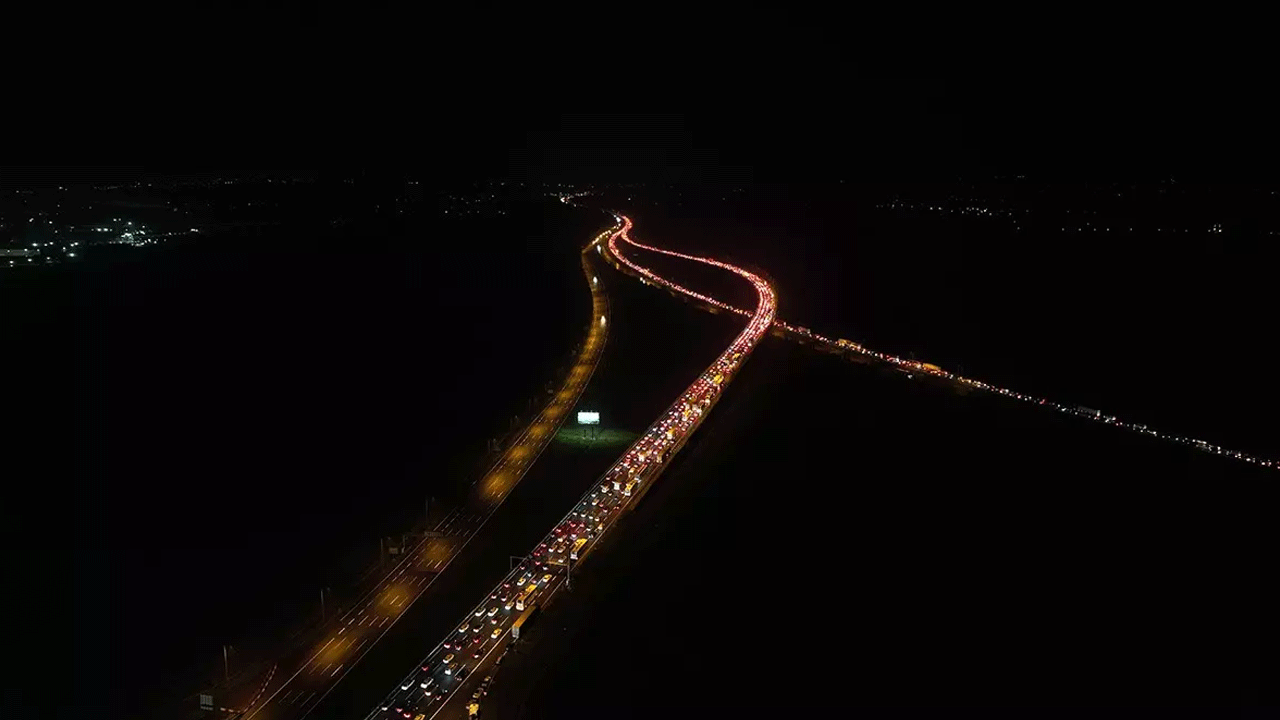 "Türkiye batıyor" diye yırtındılar! Şehirler arasında trafik durdu