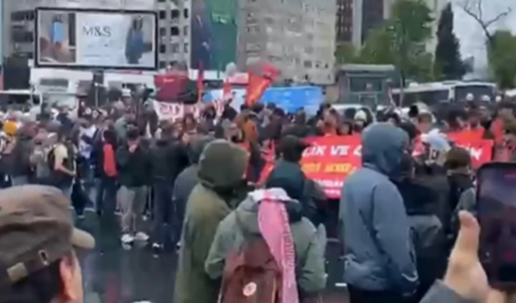 Türkiye bayram havasını yaşarken Taksim'de kaos planı! Millet bayram kutladı, vandallar polise saldırdı!