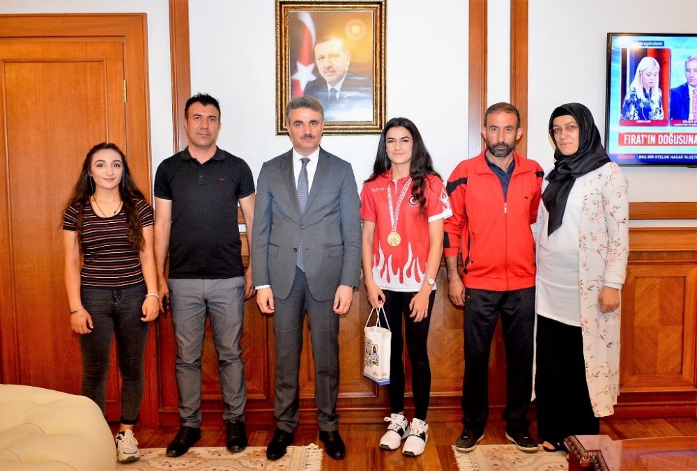 Türkiye Boks Şampiyonu Hatice Akbaş Malatya‘nın gurur oldu 