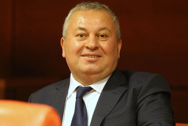 Türkiye böyle fırıldak bir siyasetçi görmedi! Karanlık dediği adama sahip çıktı