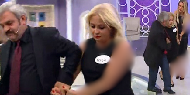 Türkiye bu rezilliği de gördü! Kolundan tutup sürükledi