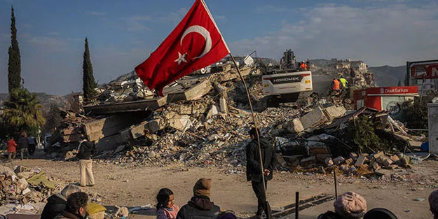 Türkiye depremi dünyada manşet oldu! Antakya’dan gelen bakın o kare: 'mucize' için bekliyor!