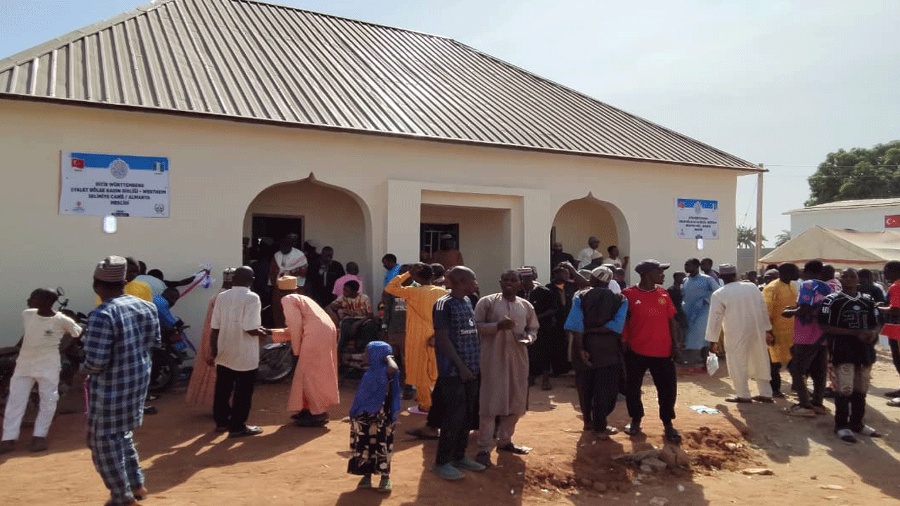 Türkiye Diyanet Vakfı, gönülleri fethetti! Nijerya'da 30 bin kişi için su kuyusu ve mescit açıldı