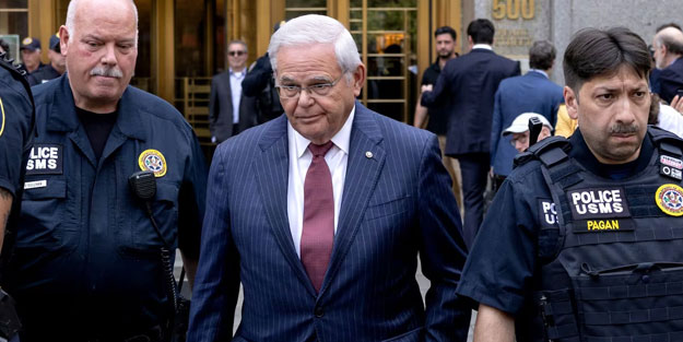 Türkiye düşmanı Bob Menendez istifa etti