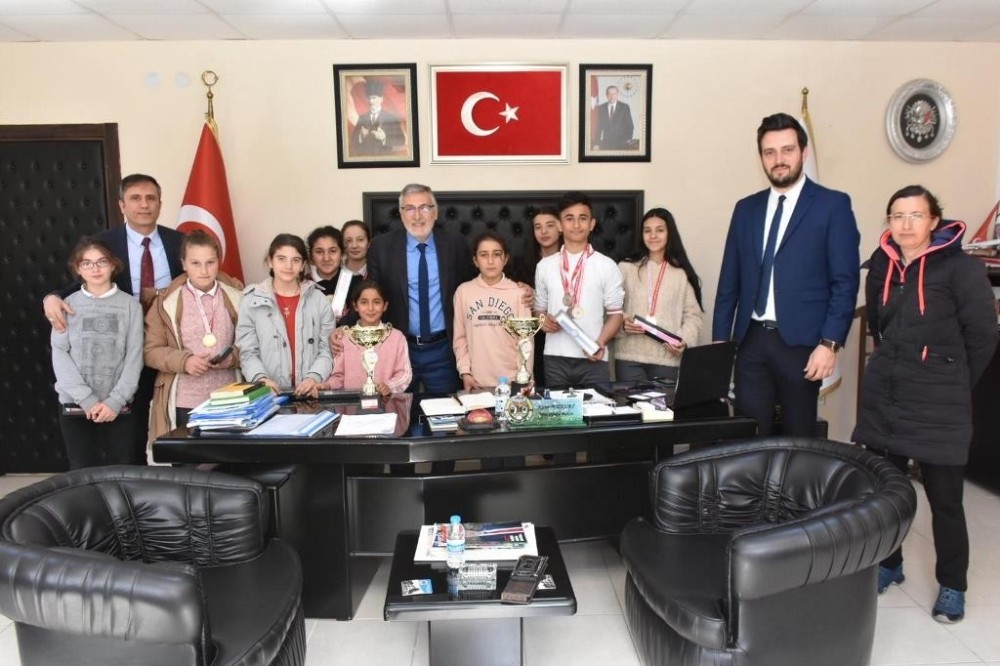 Türkiye finallerine katılacak olan İnönülü öğrencilerden Başkan Bozkurt’a ziyaret 