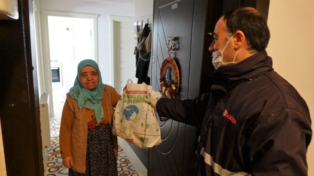 Türkiye Gazetesi dağıtıcıları yaşlılar için seferber oldu 