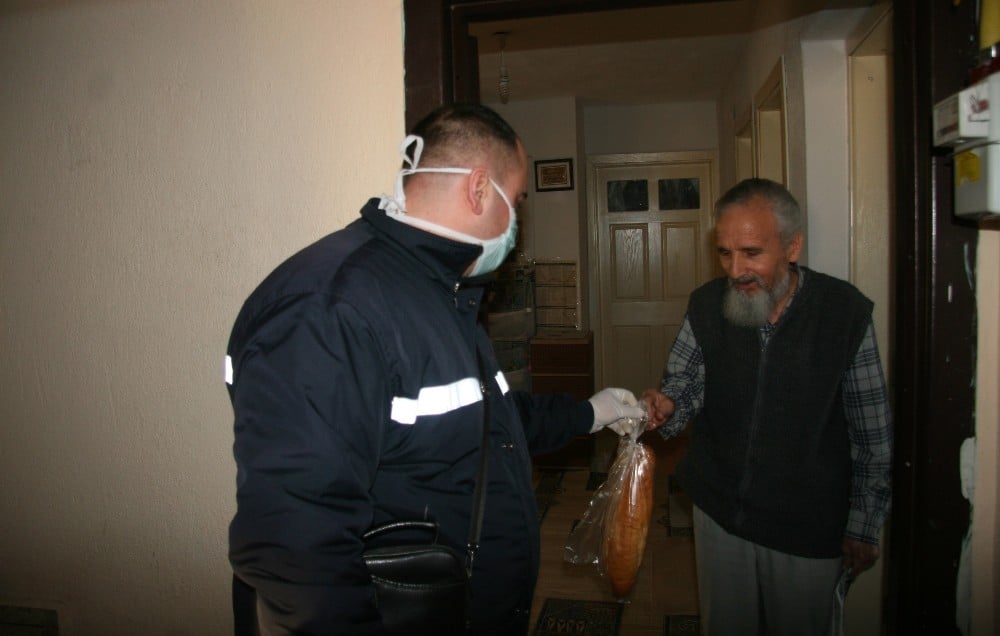 Türkiye Gazetesi dağıtım personellerinden yaşlı okuyucularına her saat hizmet 