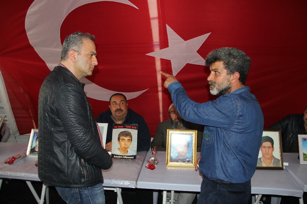 Türkiye Gazetesi Yayın Koordinatörü Yücel Koç, HDP önündeki aileleri ziyaret etti 
