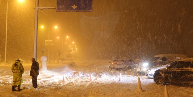 Türkiye kara teslim oldu! Kar yağışı nedeniyle yüzlerce köy ve şehir yolu ulaşıma kapandı