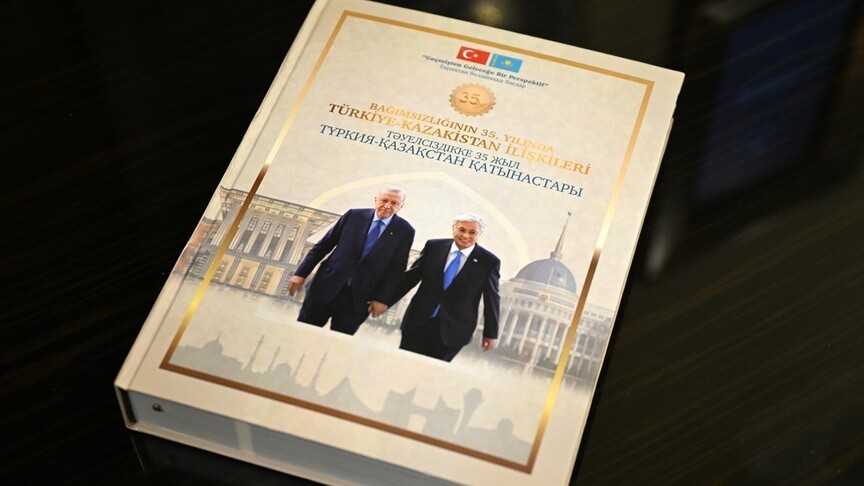 Türkiye-Kazakistan ilişkileri kitaplaştırıldı! Erdoğan, Tokayev'e armağan etti