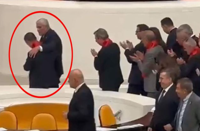 Türkiye kritik yasayı beklerken İYİ Parti'den Meclis kürsüsünde şov! Güçlükle indirildi