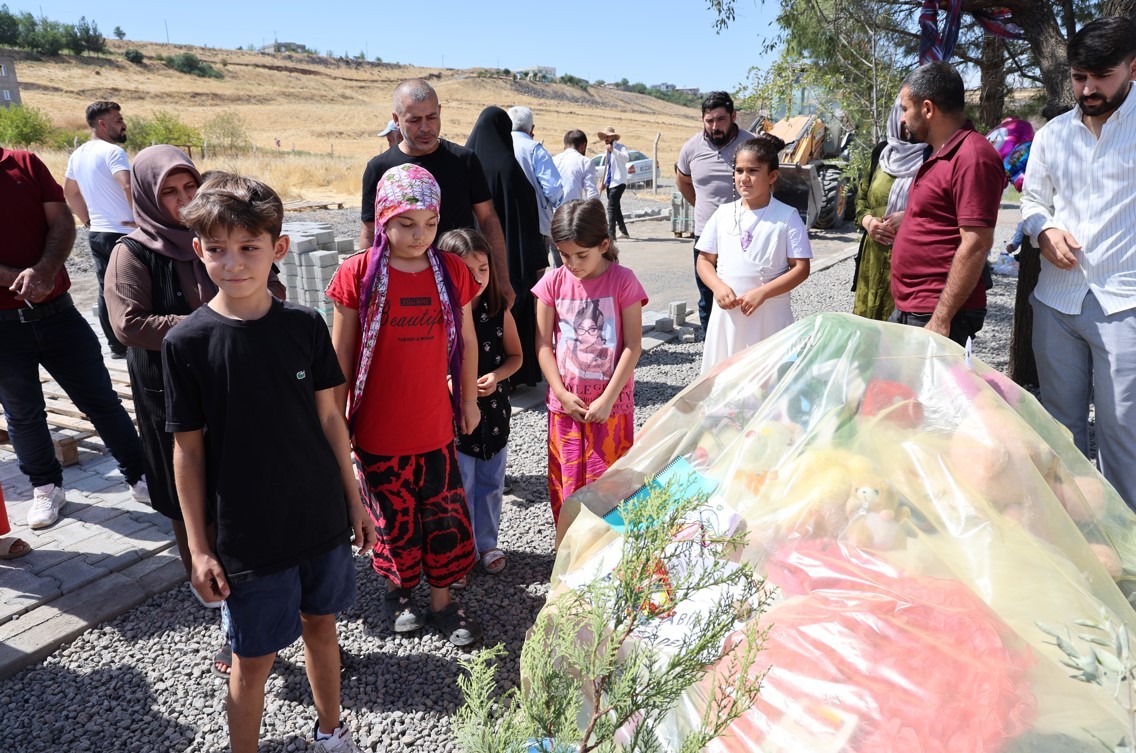 Türkiye'nin yüreği onunla yandı! Narin'in mezarına ziyaretçi akını