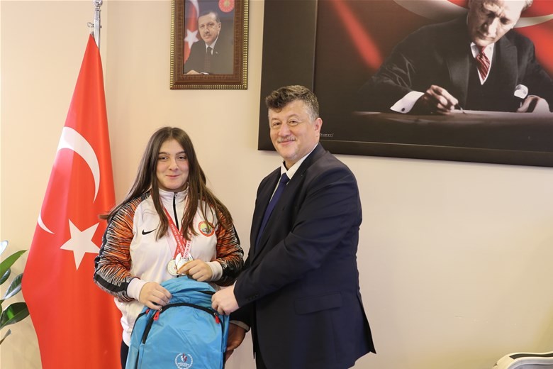 Türkiye şampiyonu Burcu’dan İl Müdürü Fillikçioğlu’na ziyaret 