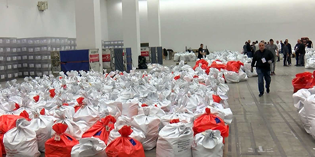 Türkiye seçim tarihinde görülmemiş olay! Temizlik görevlisi seçimlerin bittiğini düşünüp oyları çöpe attı