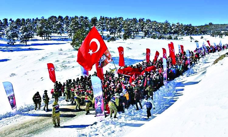 Türkiye şehitleri için yürüyor