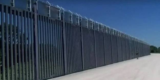 Türkiye sınırına 40 kilometrelik çelik duvar ördüler