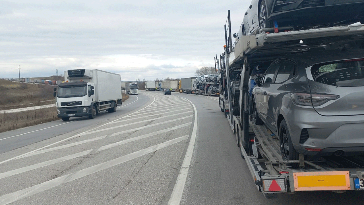 Türkiye sınırında 30 km kuyruk oluştu! '30 saattir bekliyoruz' diyerek isyan ettiler!