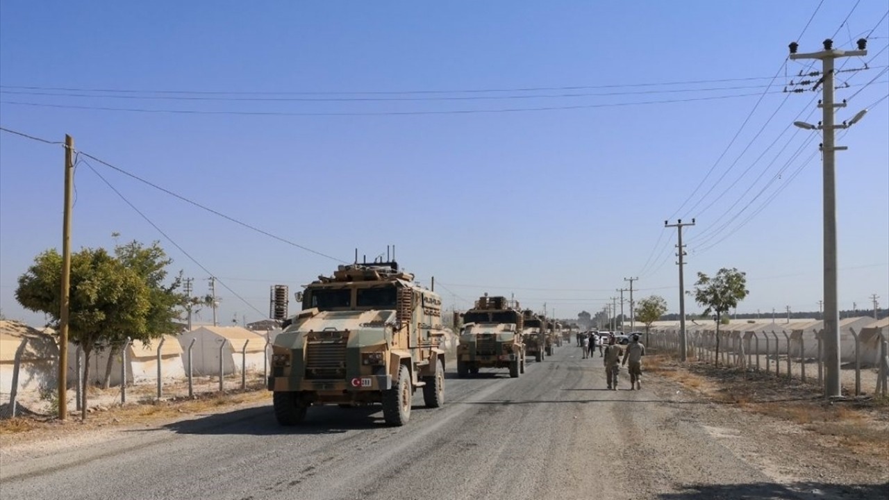 Türkiye sınırında hareketli anlar! Cephe hatlarına tank ve araç sevkiyatı