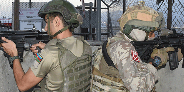 Türkiye ve Azerbaycan askerleri Kabil'de omuz omuza