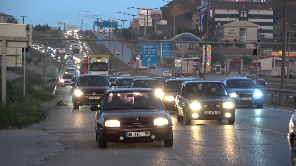 Türkiye yeniden yollara düştü: ’kilit kavşak’ta trafik yoğunluğu 