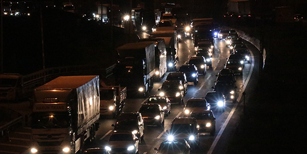 Türkiye yollarda! Bolu Dağı Tüneli kapandı