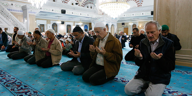 Türkiye'de 90 bin camide Filistinliler için dua edildi