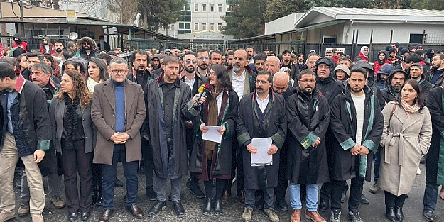 Türkiye'de adalet sistemi hala uyuyor! "Teröristler, avukat cübbesi giydi"