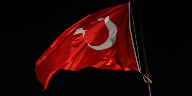 Türkiye'de bayraklar yarıya indirildi!