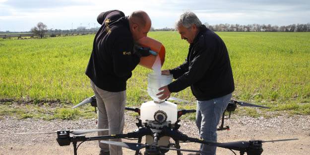 Türkiye'de bir ilk: Antalya'da dronla gübreleme yapıldı